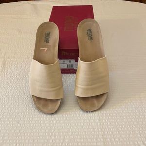 Munro Size 11 M fabric slides in “coconut” color.